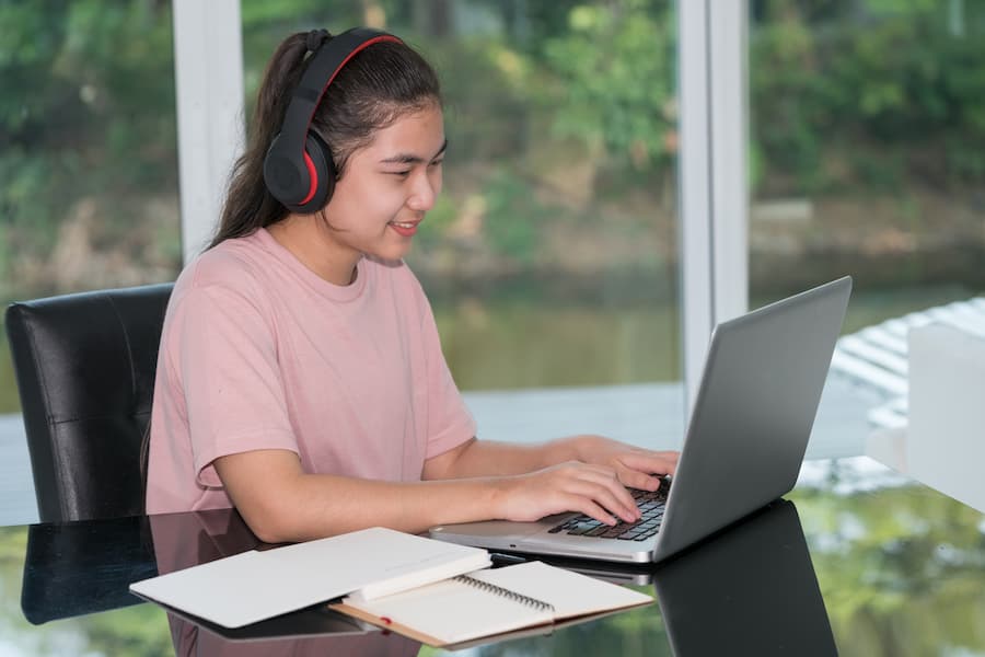 education learning online concept teen girl using computer laptop self learning online (1)